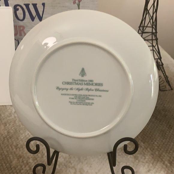 1983 vintage plate of Christmas Memories by Avon - Picture 3 of 5